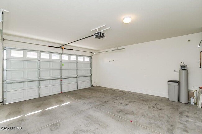 Building Photo - 888 S Annie Ln