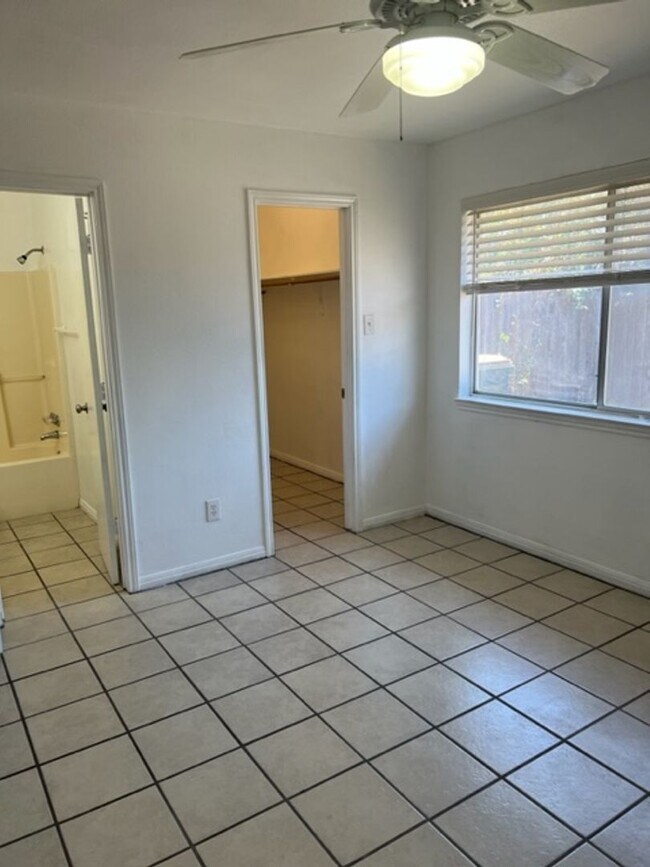 Building Photo - 669