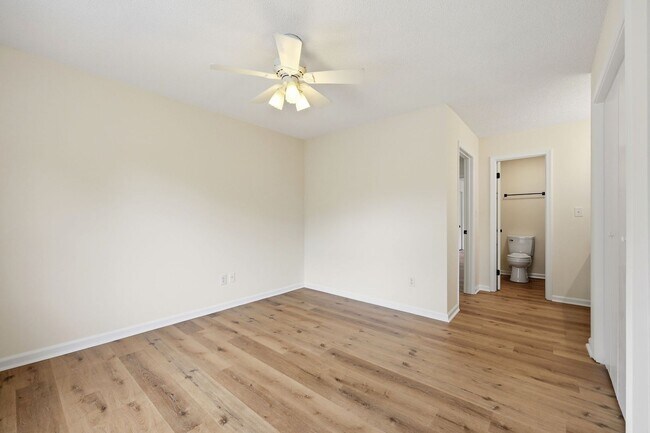 Building Photo - Updated 2BR Townhome in Prime Chapel Hill Location with Pool & Tennis!