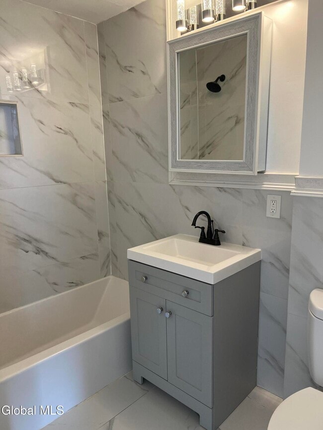 Building Photo - 5 Broadway