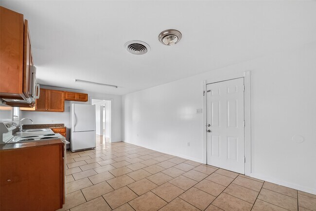 Building Photo - 521 Alford St