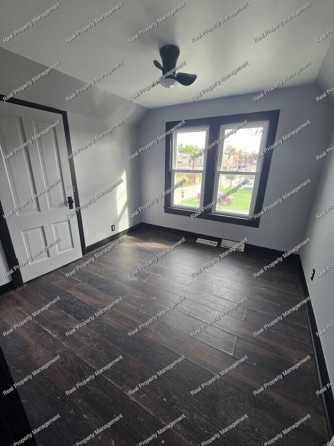 Building Photo - Charming Lowell Home