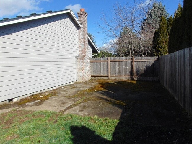 Building Photo - Enjoy Easy Living in Cascade Park with a Private Fenced Backyard
