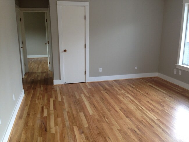 Building Photo - Upper 2 bed on Belmont! Hardwood floors, granite counters, tile in shower! All dogs welcome!