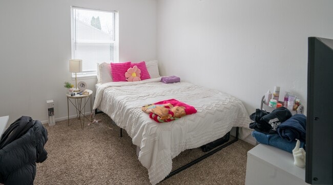 Building Photo - 915 Burcham Dr