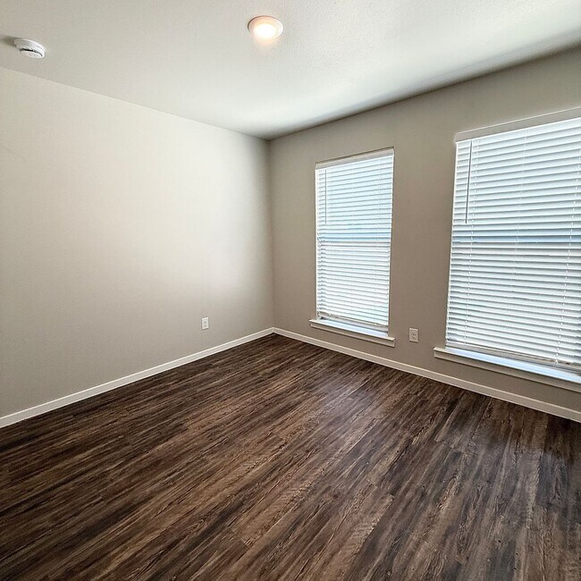 Building Photo - 2108 N Jayton Ave