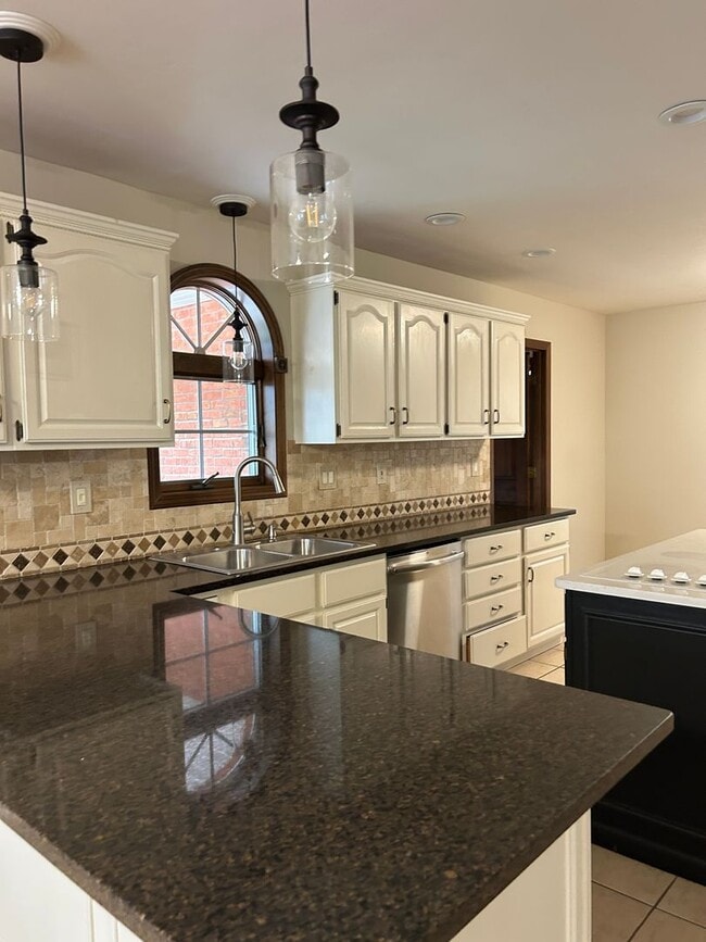 Building Photo - Beautiful Lake Home