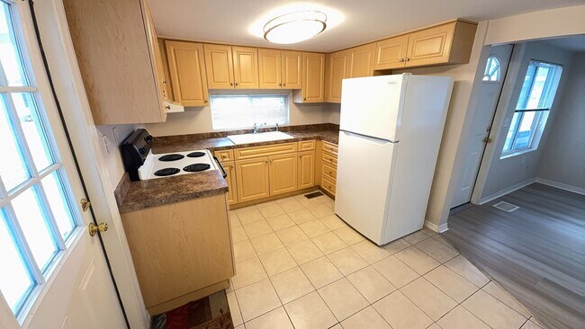 Building Photo - Regency Cove 55+ Gated Community - 2 bedroom won't last long, come See!!