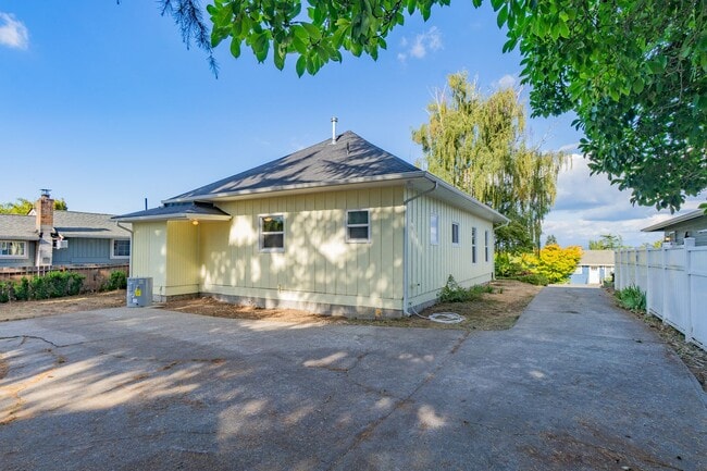 Building Photo - Updated 3-Bed Retreat on a Quiet Street – ...