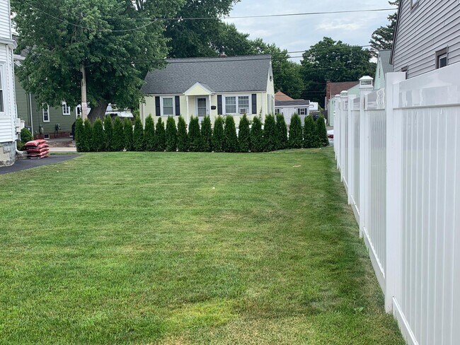 Building Photo - 86 Bloodgood St