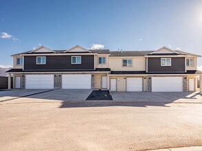 Building Photo - Beautiful Brand New build Townhome in Ceda...