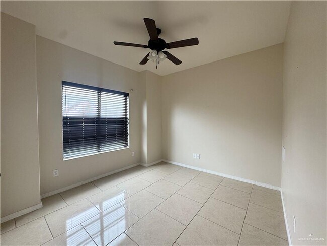 Building Photo - 13 Candy Ln