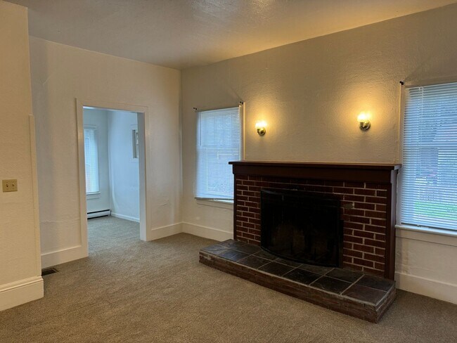 Building Photo - Large 4 bedroom, 1.5 bathroom farm house on River Rd!