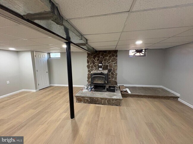 Building Photo - 916 Willow Ln