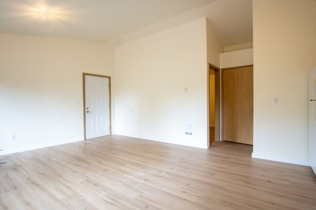 Building Photo - FREE RENT: Contemporary One Bedroom w/New Luxury Vinyl Flooring + Vaulted Ceilings!