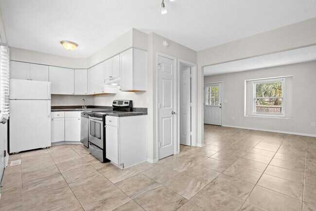 Building Photo - End unit of a Triplex within walking dista...