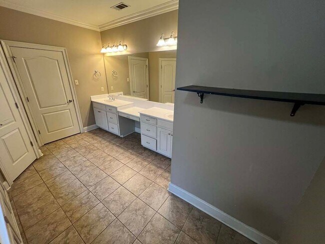 Building Photo - Beautiful 3 Bedroom Home in Established Zachary Neighborhood!