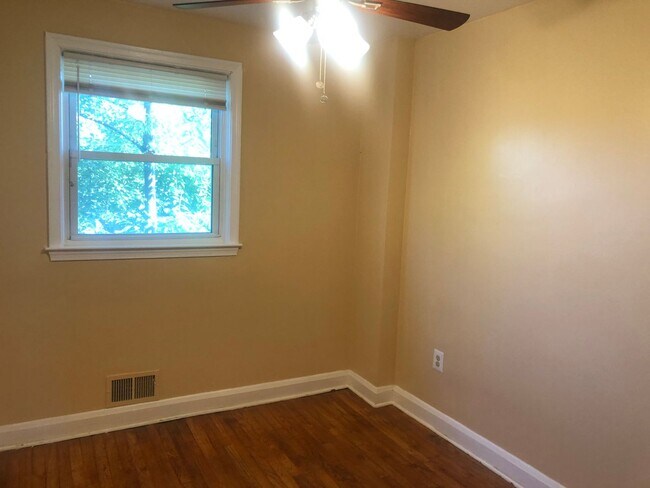Building Photo - 3 BDRM 1.5 BTH in Baltimore City Sinclair Ln