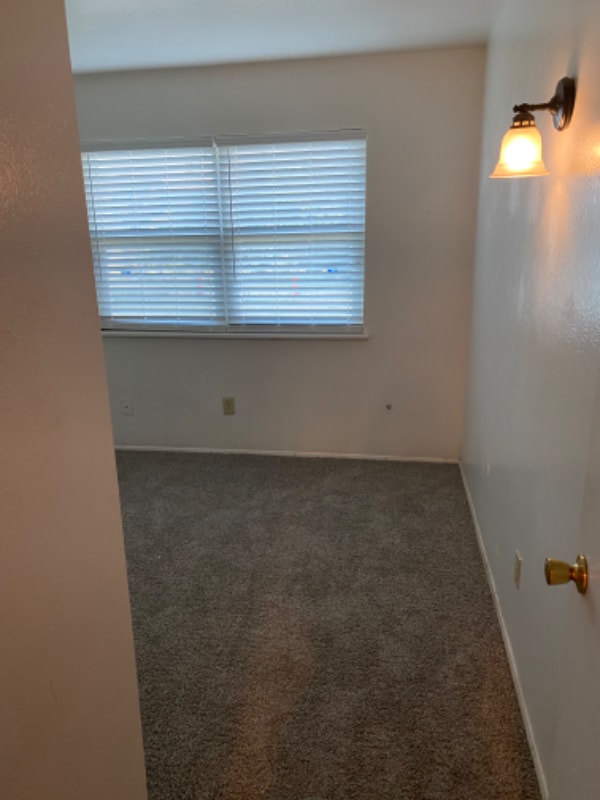 Building Photo - 309 Circle Dr