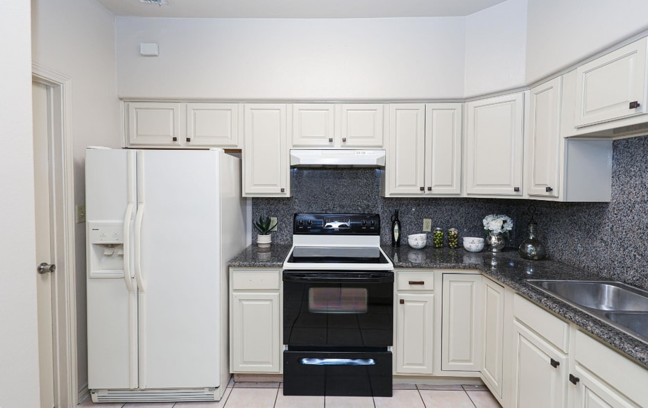 Building Photo - 7521 Country Club Dr