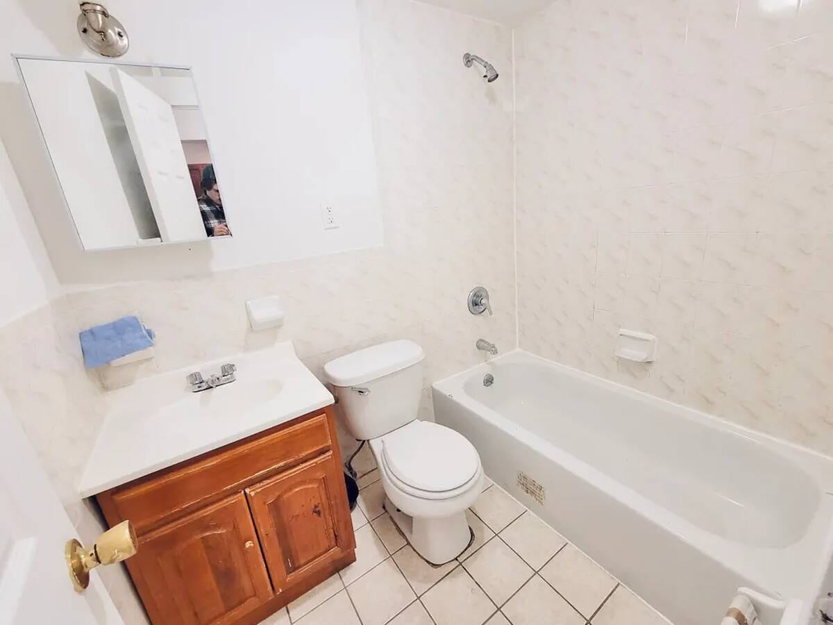 Building Photo - Furnished room/NOT APARTMENT