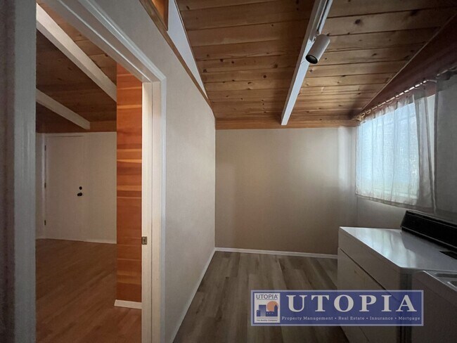 Building Photo - 10585 Redwood Dr