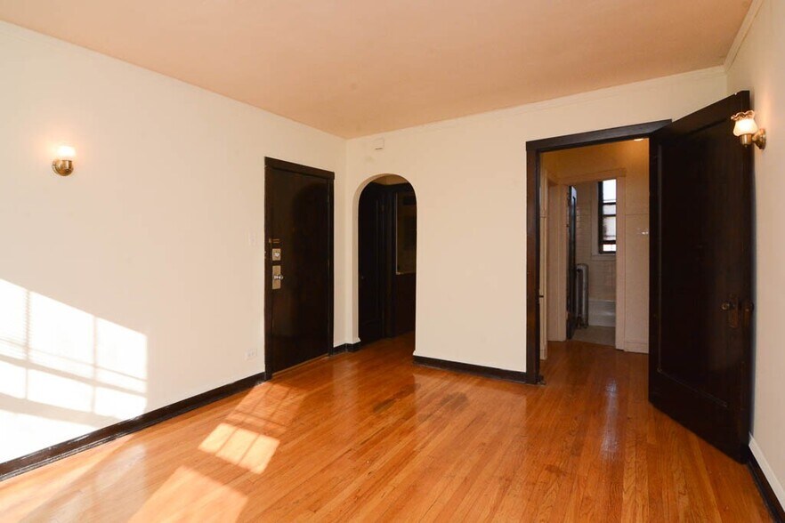 Building Photo - 2122 W Ainslie St