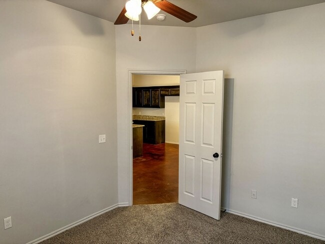 Building Photo - 3br 2ba duplex with 2 car garage!!