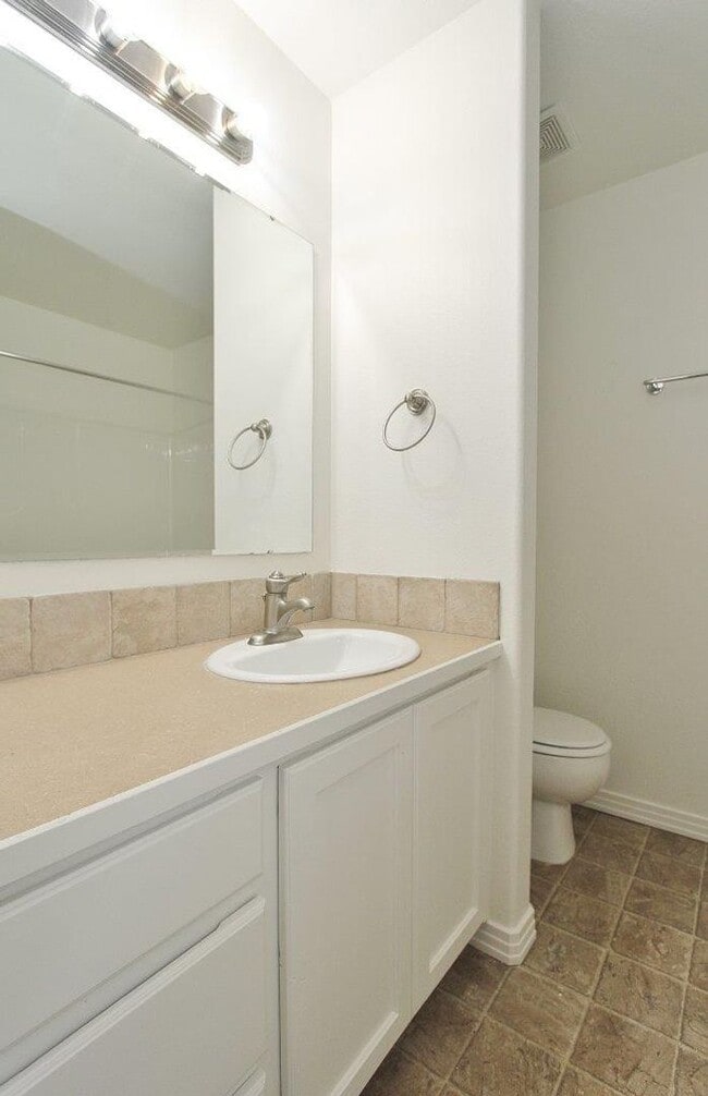 Building Photo - Quaint Cottage-Style Home in SE Boise