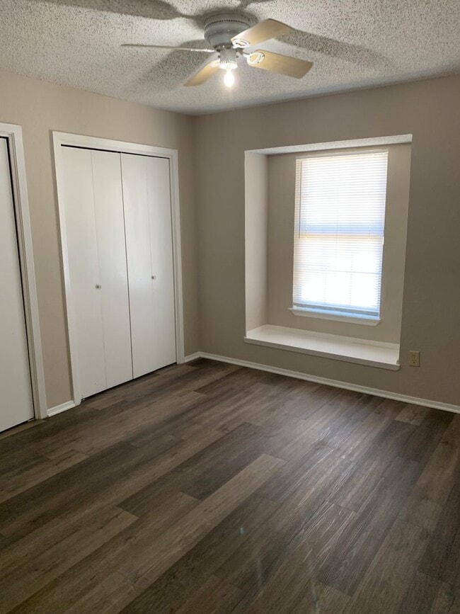 Building Photo - Rare Find!! 3 Bedroom, 2 Bath Home in Lore...