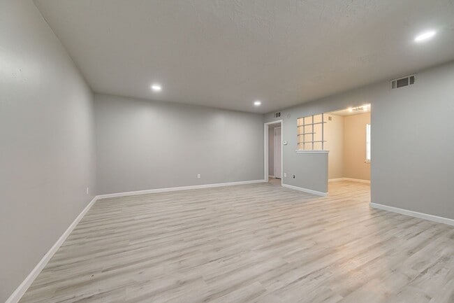 Building Photo - RECENTLY REMODELED!! 1 Bed 1 Bath 1 Mile West of OU Campus