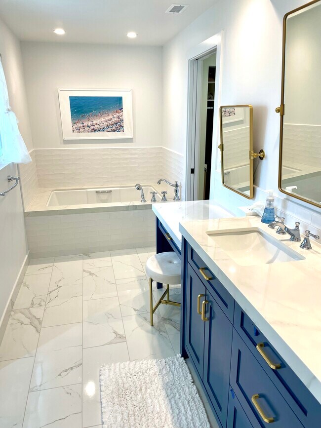 Master Bath soaking tub - 49 Kingston Ct S