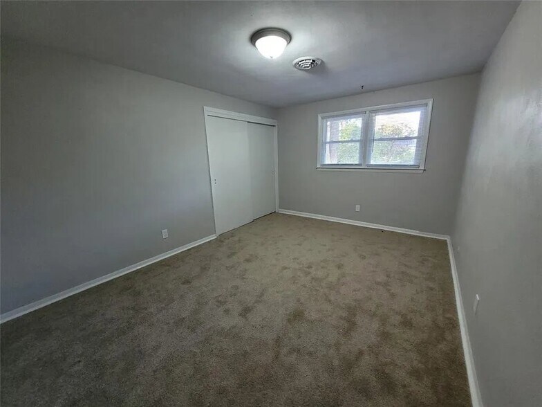 Building Photo - 2518 E 5th St