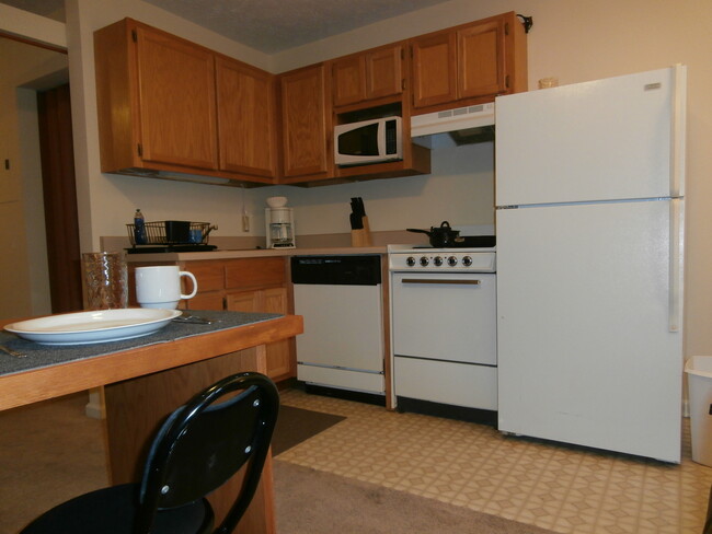 Building Photo - Efficiency Apt Close to Campus