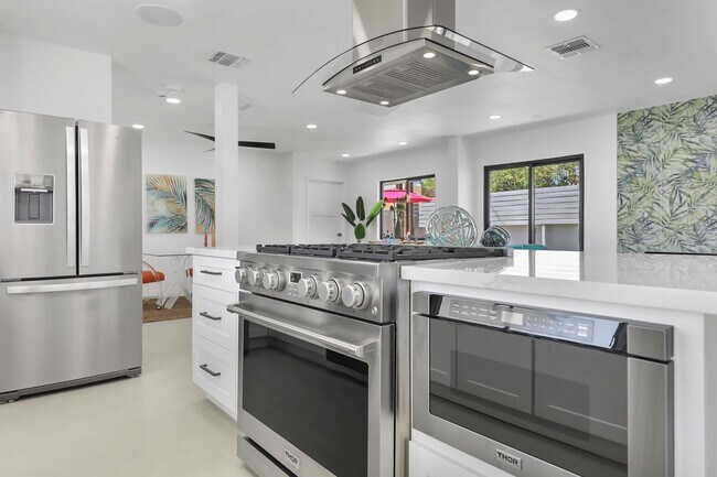 Building Photo - 3940 Cll San Antonio