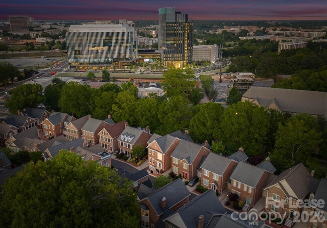 Building Photo - 1124 Dilworth Crescent Row