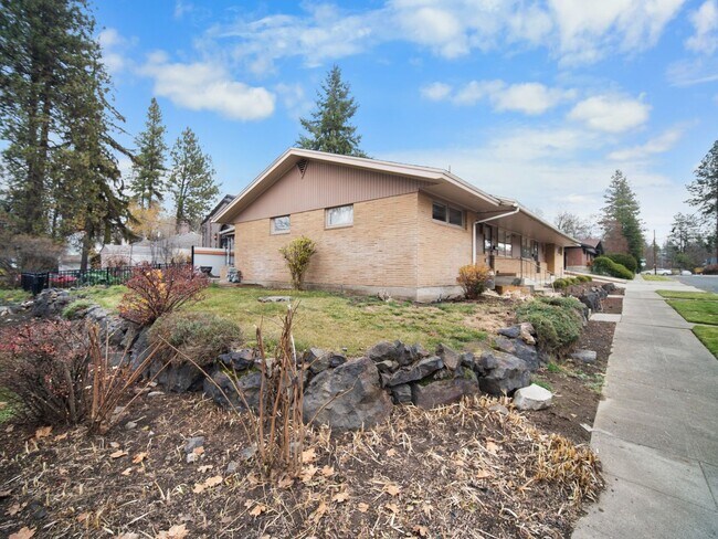 Building Photo - Beautiful FULLY FURNISHED TWO BEDROOM DUPLEX!