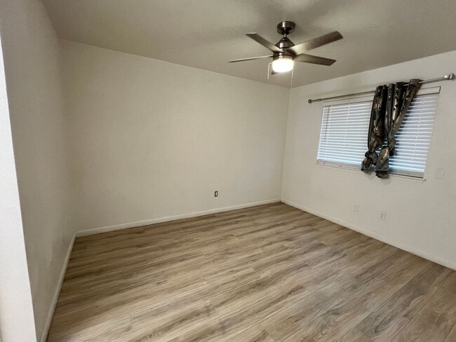 Building Photo - Large 4bd /2.75 Ba with a fenced front yard