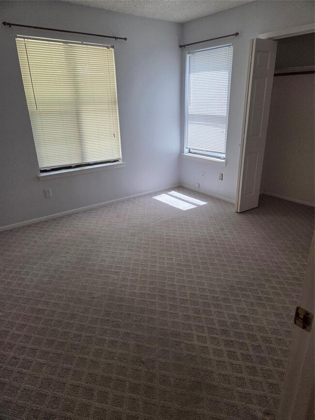 Building Photo - 8111 Baywood Dr