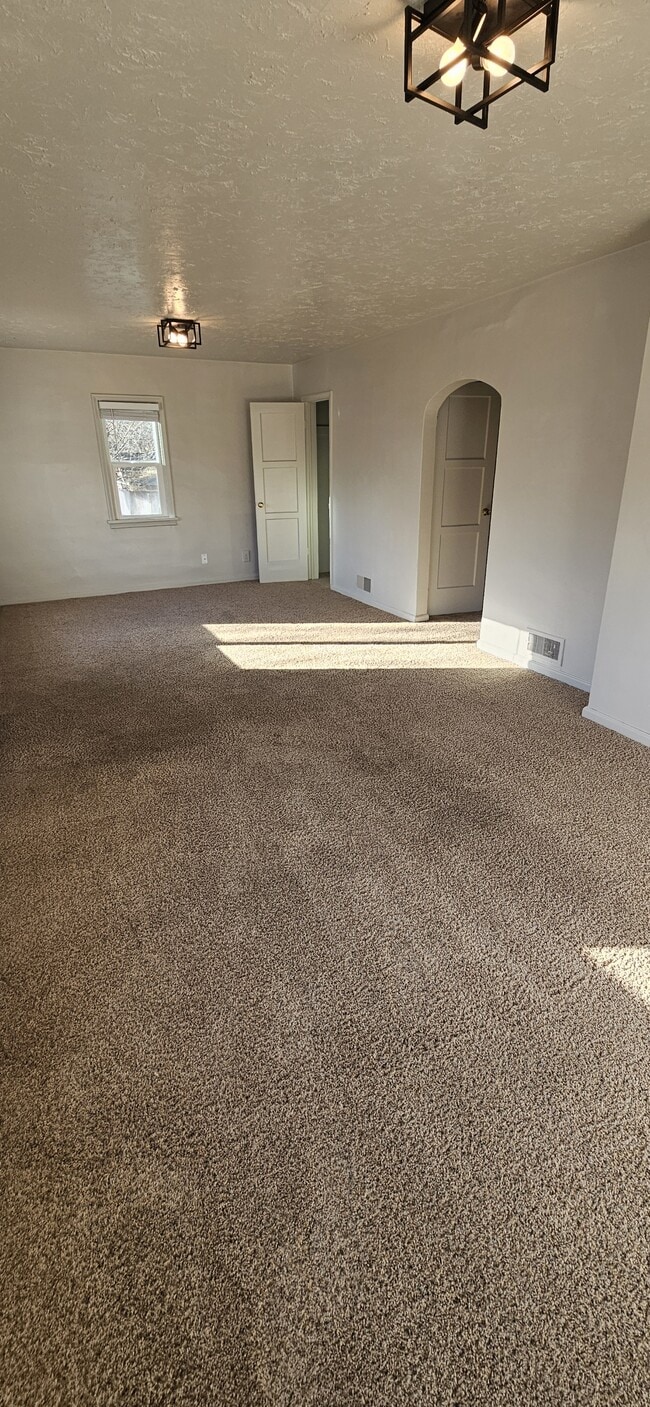 Building Photo - 701 E 200 N