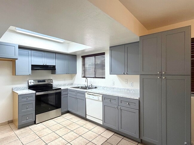 Building Photo - 1643 S Naples Ave