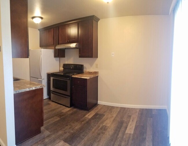 Building Photo - 2 Bedroom, 1 Bath Apartment