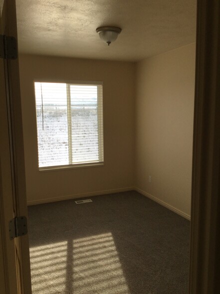 Building Photo - 479 Raven Way