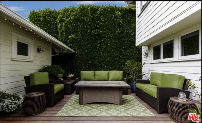 Building Photo - 652 Woodlawn Ave