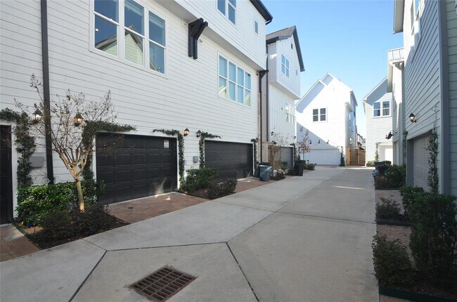 Building Photo - 8620 Emnora Ln