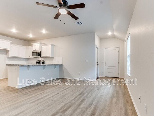 Building Photo - 3703 N Divis Ave