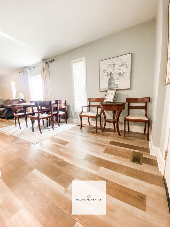 Building Photo - Come See This Updated Home in Clinton!