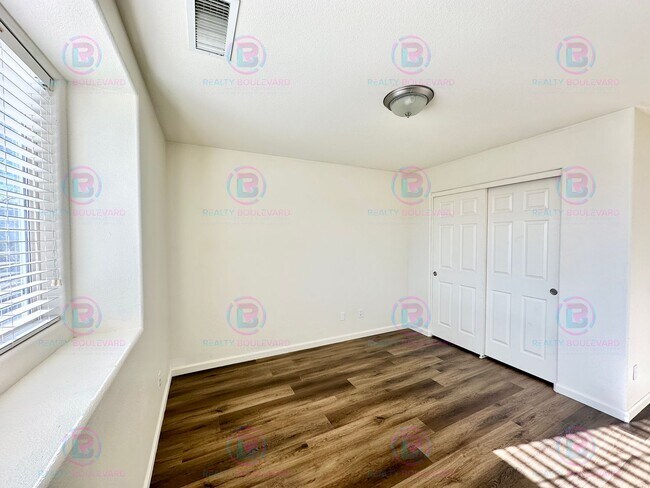 Building Photo - Spacious 4-Bedroom 3 Bath, 3 Car Garage Home with Loft, Living Room and Family Room Outdoor Kitch...