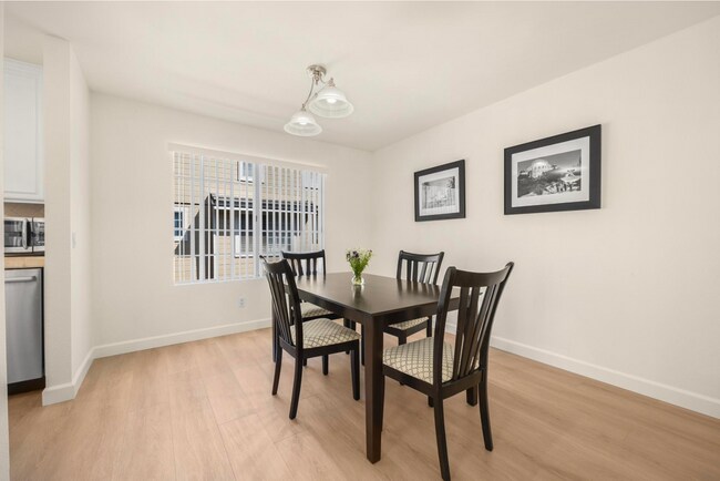 Building Photo - Beautiful, Quiet, Furnished, Upgraded Home in Heart of Torrance for Short Term Rental