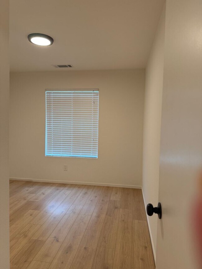 Building Photo - For Rent: 3 bedroom 2 bath